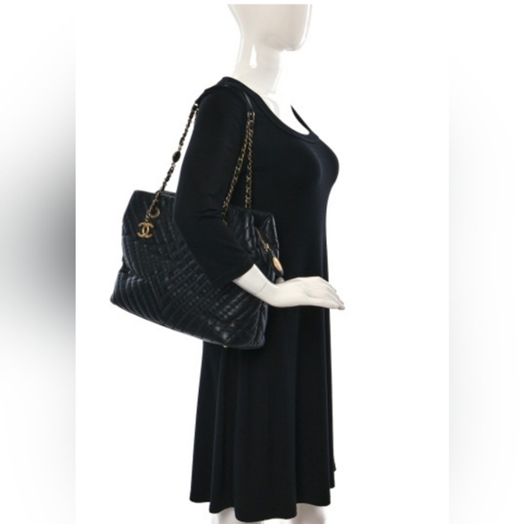 ❌SOLD❌ 🖤Chanel Tote🖤 - Picture 14 of 15